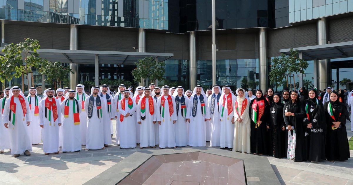 شرطة دبي تحتفل بيوم العلم وتوجه التهاني للقيادة والشعب