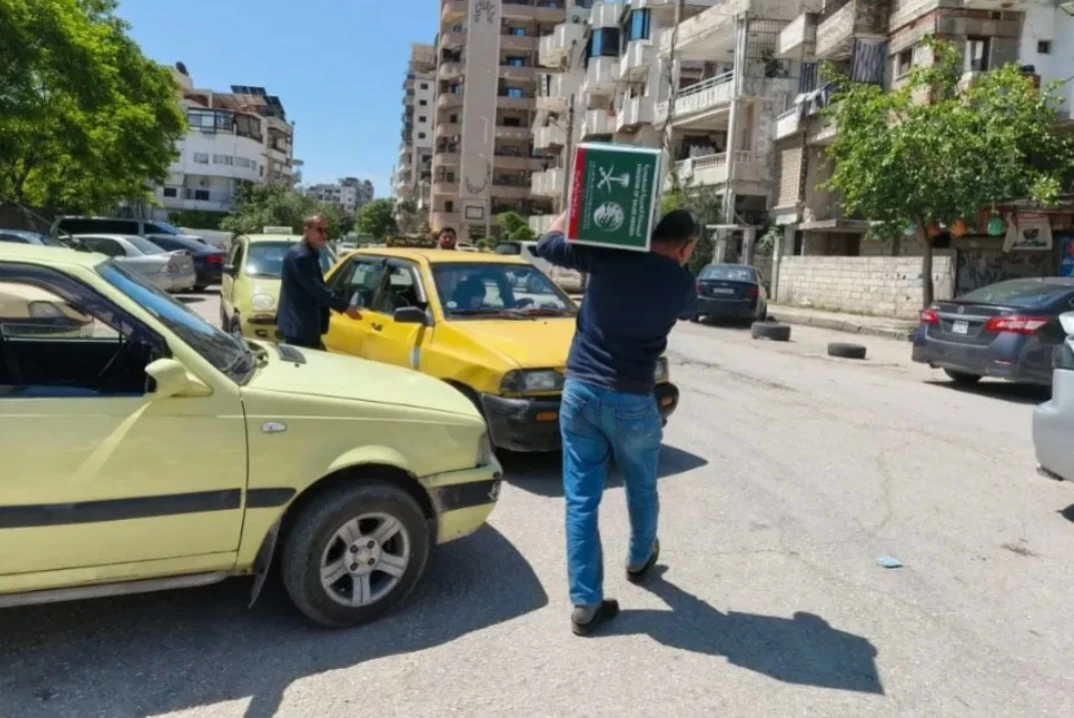 مركز الملك سلمان يوزع 1521 سلة غذائية في اللاذقية