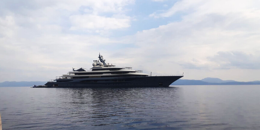 يخت روسي تحت العقوبات يمر عبر مضيق هرمز