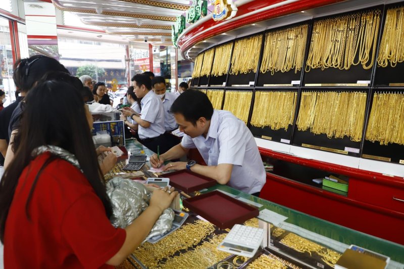 Gold Prices Decline Amid Trump’s Remarks on Iran