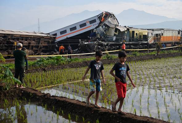 Train collision in Indonesia injures dozens of passengers