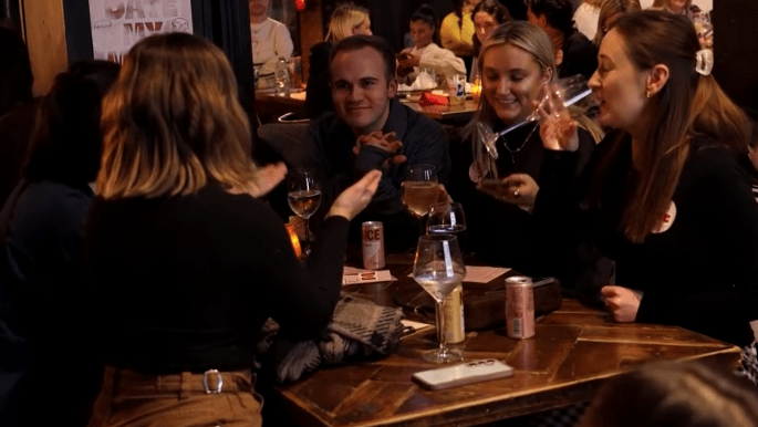 Junge Menschen kehren zur traditionellen Datierung zurück