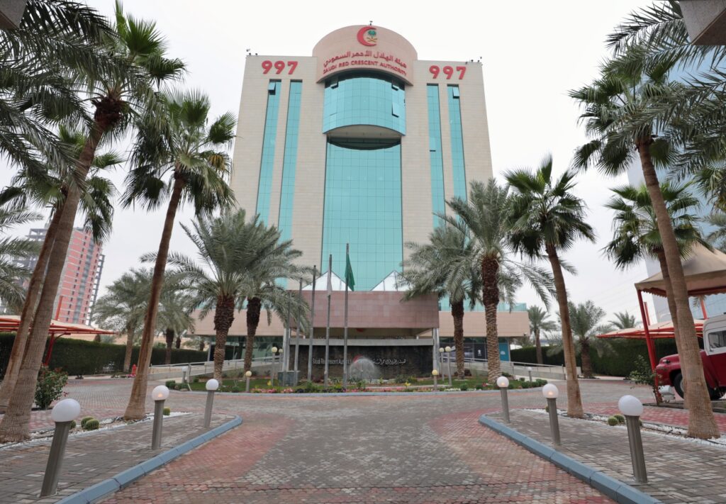 الهلال الأحمر بجدة ينقذ مقيم يمني في 5 دقائق