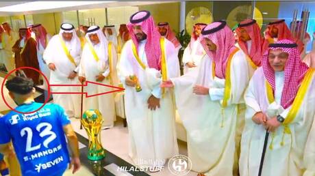 لقطة طريفة بين ولي العهد ولاعب الهلال في كأس الملك
