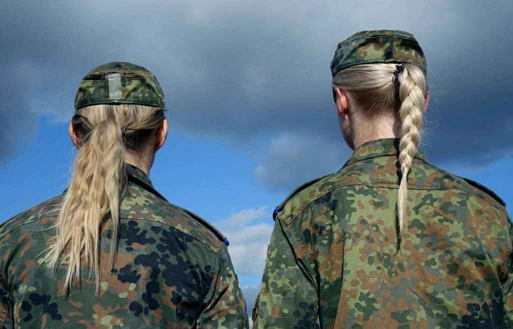 إلغاء حظر تسريحات الشعر للجنود الذكور في النمسا