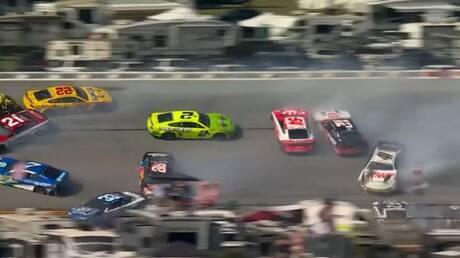 حادث مرعب في سباق ناسكار: تصادم 20 سيارة