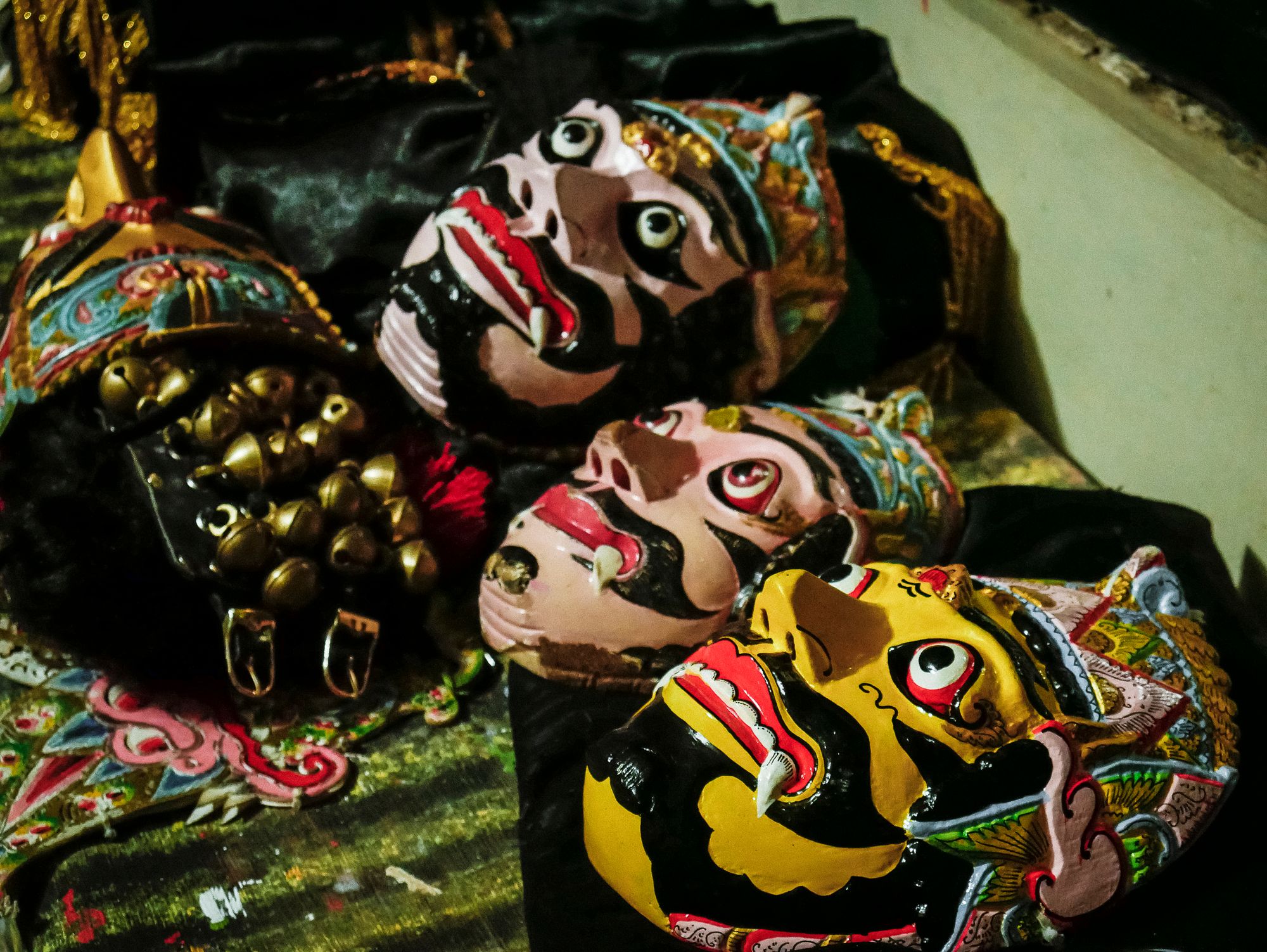 عرض فني يجمع بين الرقص والموسيقى في إندونيسيا