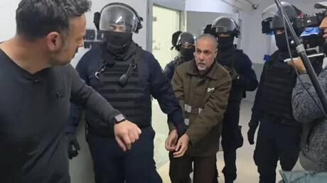 حسام أبو صفية في العزل الانفرادي.. انتهاكات بحق أسرى فلسطينيين