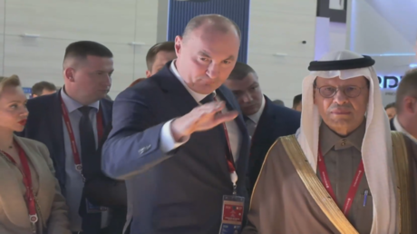 وزير الطاقة السعودي يزور منتدى بطرسبورغ الاقتصادي برفقة نائب رئيس الوزراء الروسي