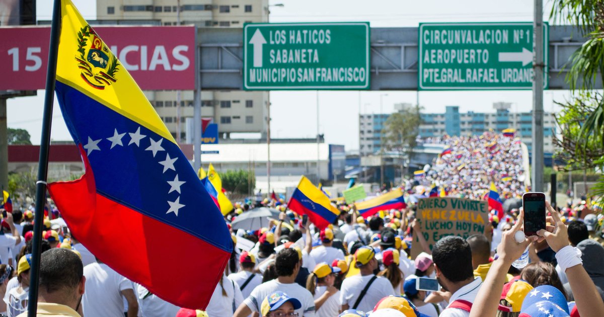 فنزويلا تعزز مبيعات الدولار لاحتواء تدهور البوليفار