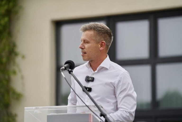 حزب تيزا المجري يحقق فوزًا ساحقًا في الانتخابات البرلمانية