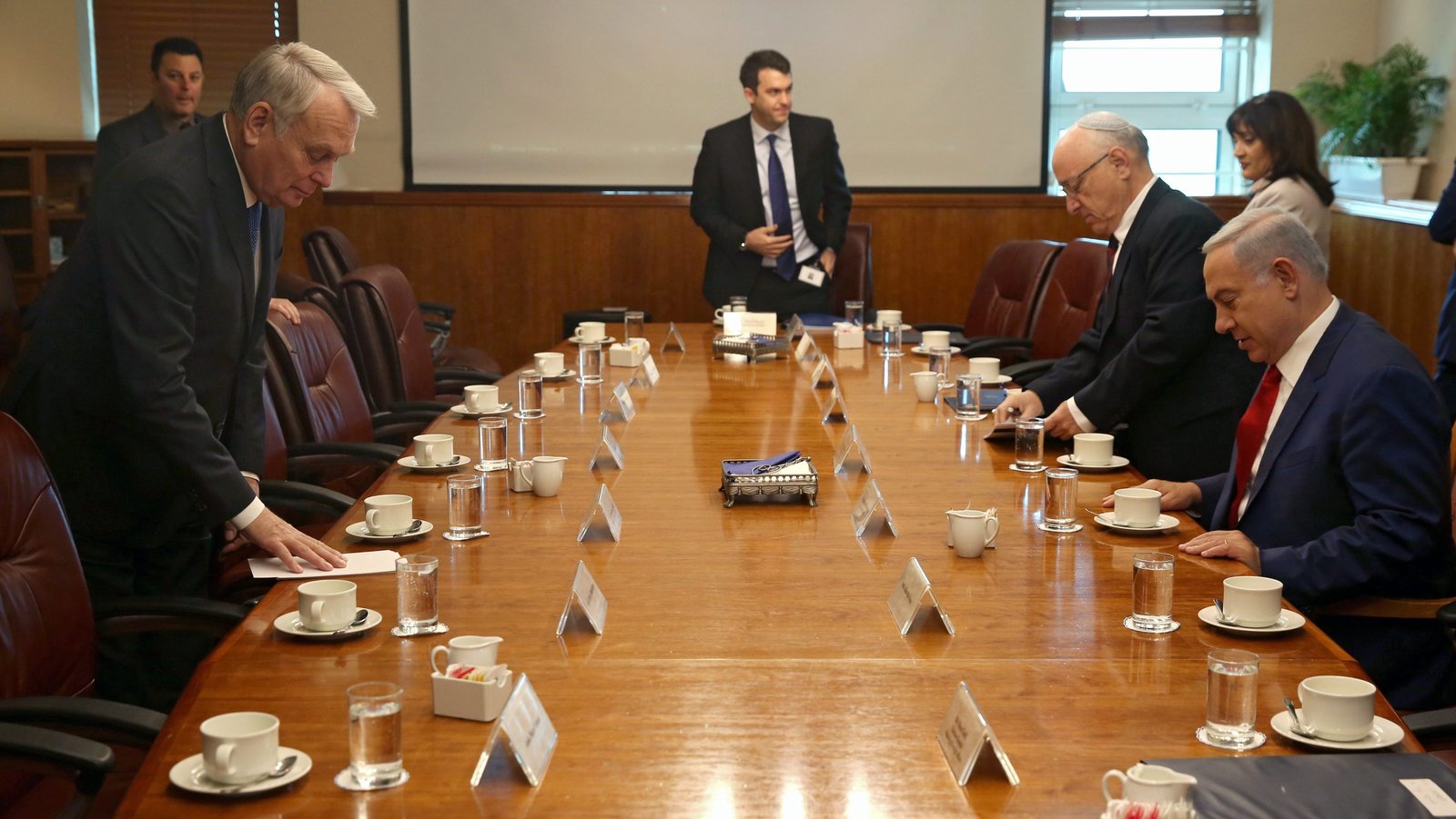 وول ستريت تفتح مرتفعة بترقب حل في الشرق الأوسط