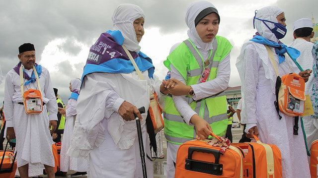 سيدة إندونيسية تحقق حلم الحج من خلال بيع الرُجَاك