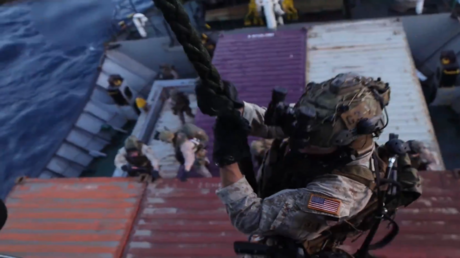 الجيش الأمريكي يقتحم سفينة تجارية للاشتباه بصلتها بإيران