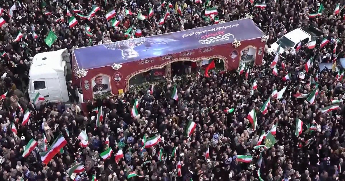 Iran enterre le commandant de la marine après son assassinat