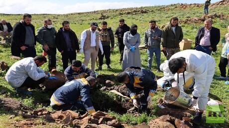 Récupération de restes humains dans la campagne de Homs