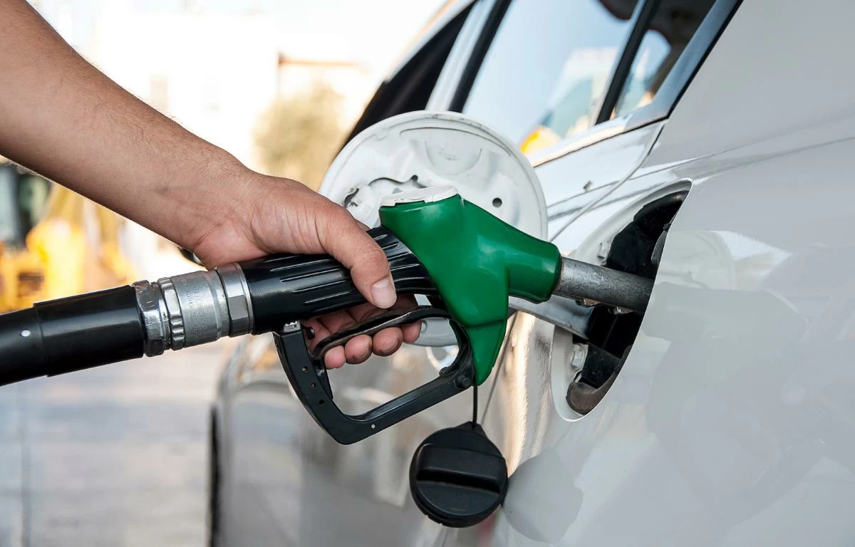 Pakistan réduit le prix de l'essence et renonce aux salaires