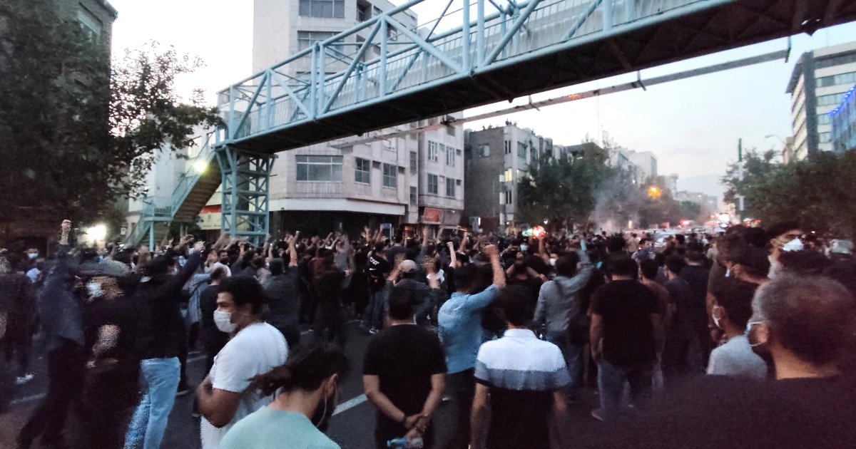 تدمير مبنى تكنولوجيا المعلومات في جامعة شريف بطهران