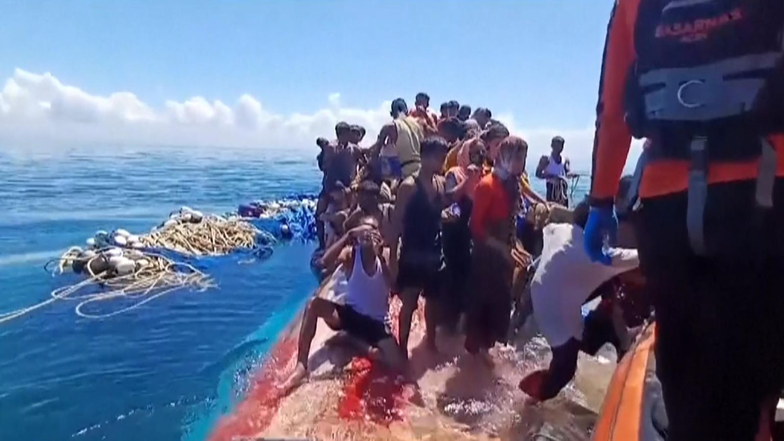 إنقاذ بحارة إندونيسيين من غرق سفينة في مالوكو