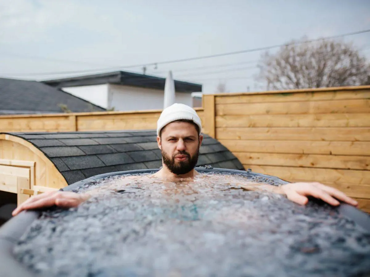 Körper in kaltes Wasser tauchen verbessert Stimmung