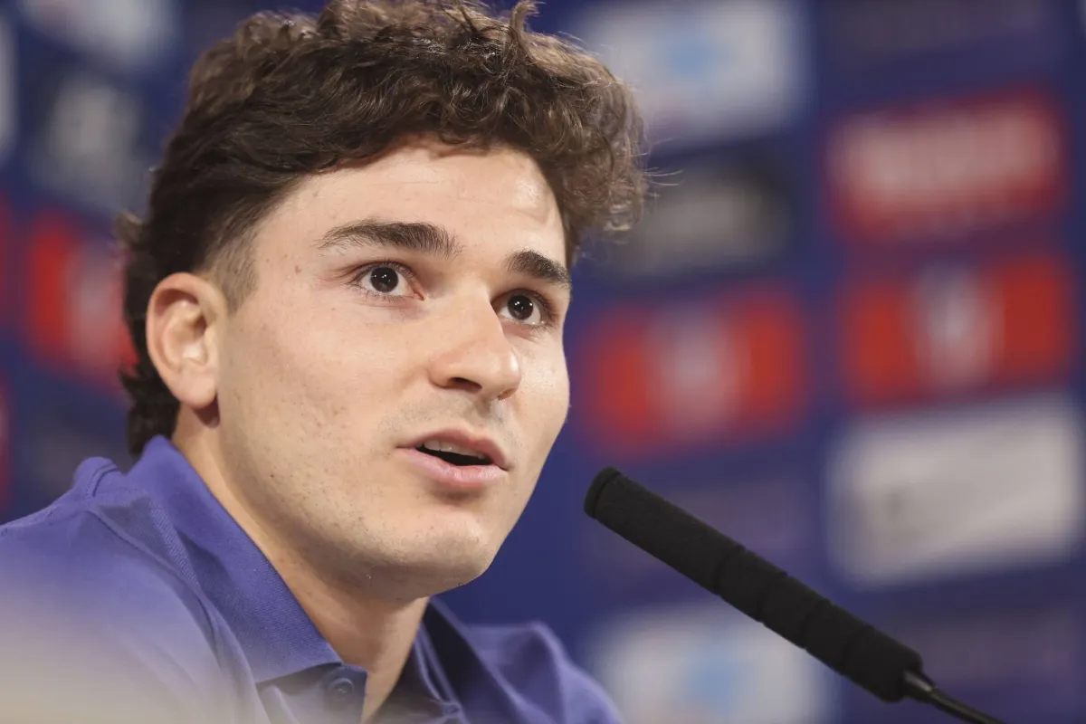 آرسنال يتنافس على ألفاريز مع باريس سان جيرمان وبرشلونة