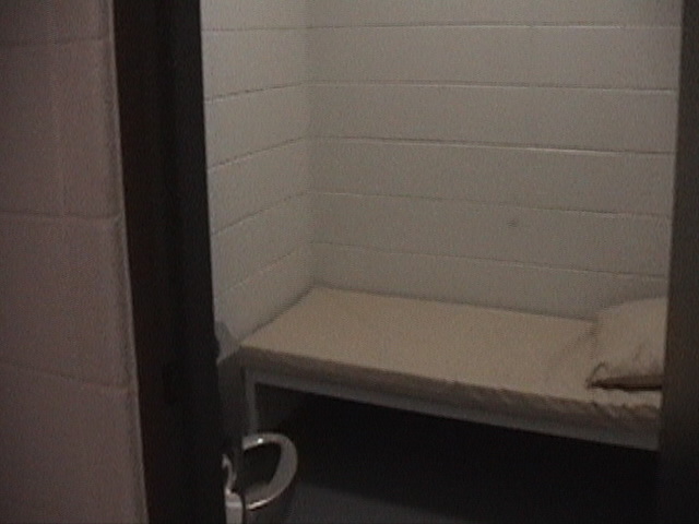 Sortir rapidement d'une cellule de détention et protéger son identité