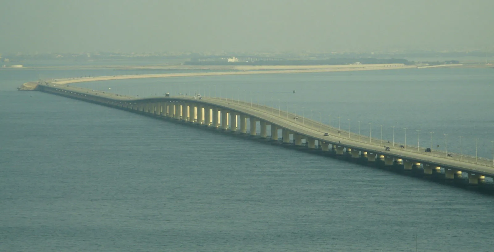 الجوازات تستخدم الدراجات الكهربائية في جسر الملك فهد