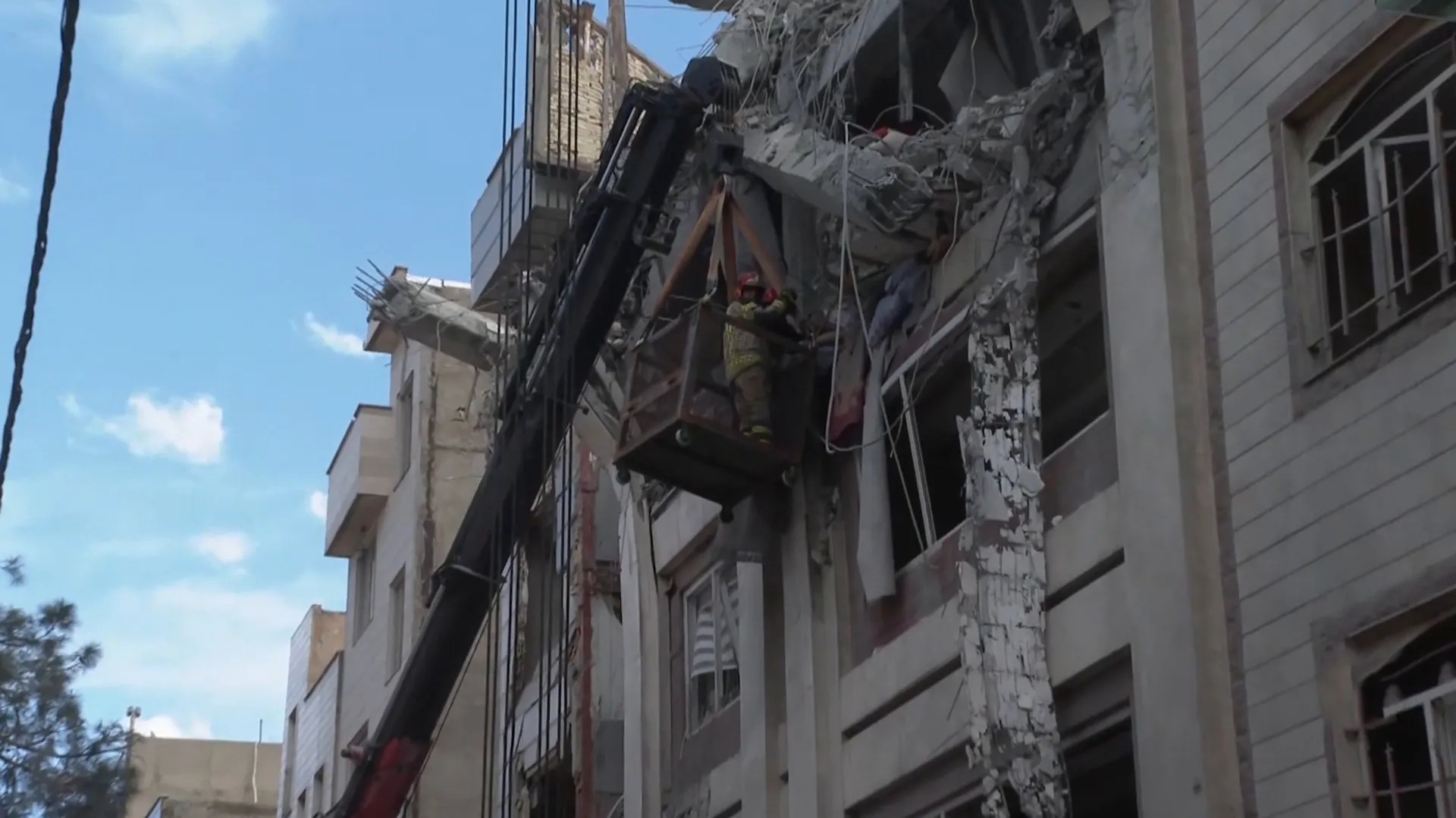 Serangan udara di bangunan hunian di Rey, Tehran