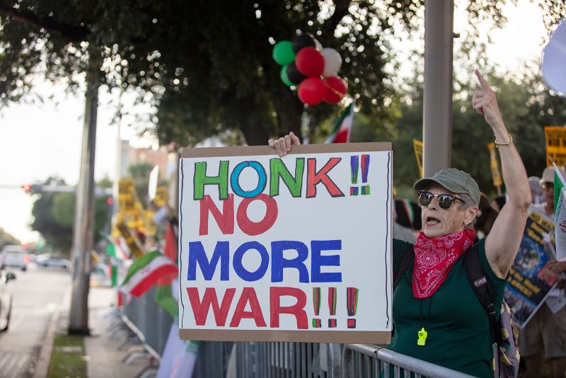 غارات جوية على إيران: تصعيد عسكري قبل انتهاء مهلة ترامب