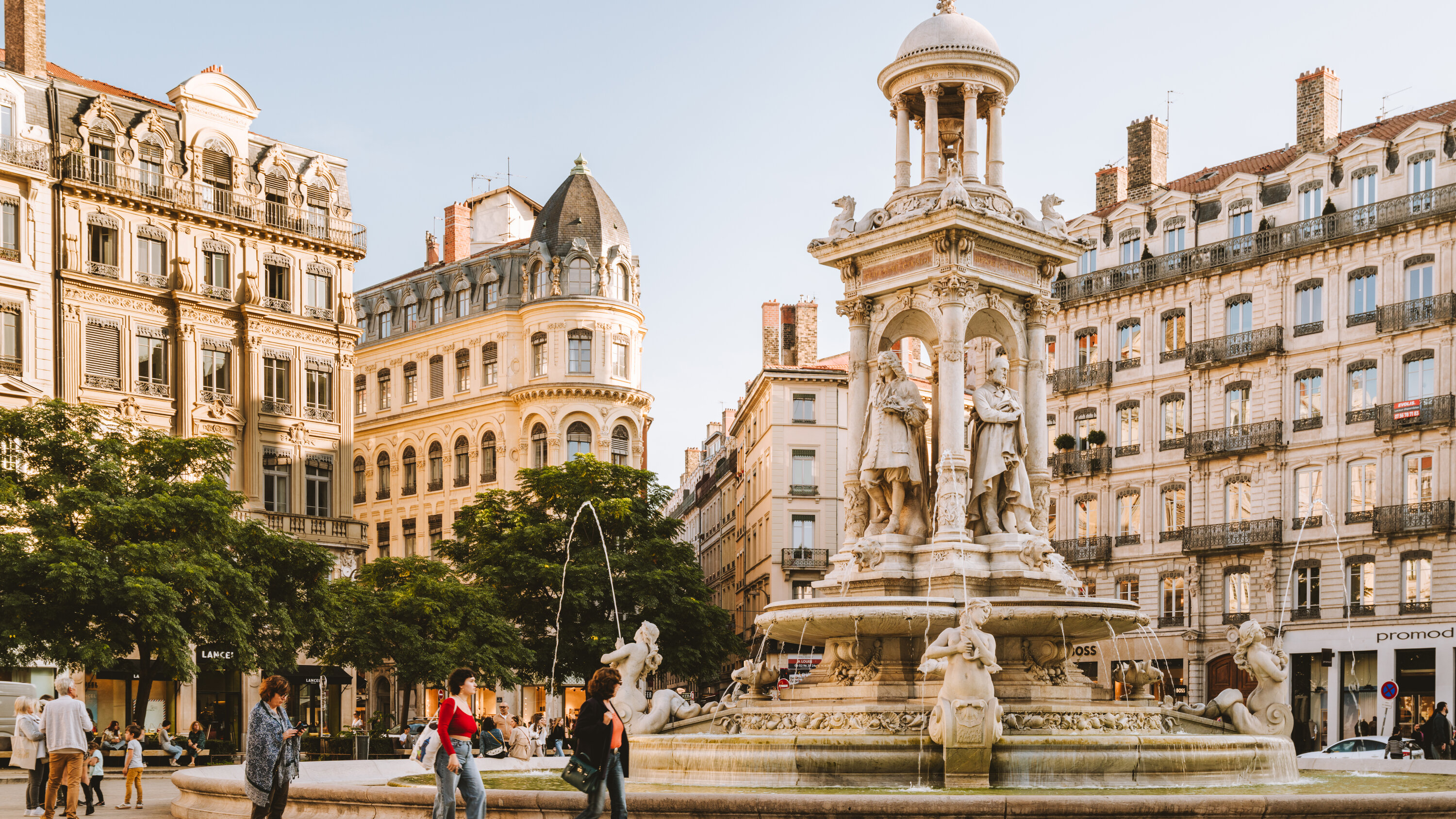 ارتفاع أسعار النفط وفقدان الثقة في الحكومة الفرنسية