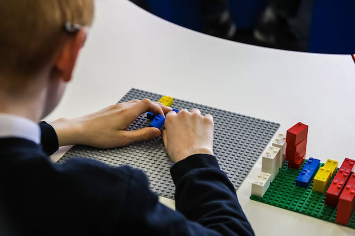 رجل أعمى يبتكر طرقاً لبناء ليغو لذوي الإعاقة البصرية