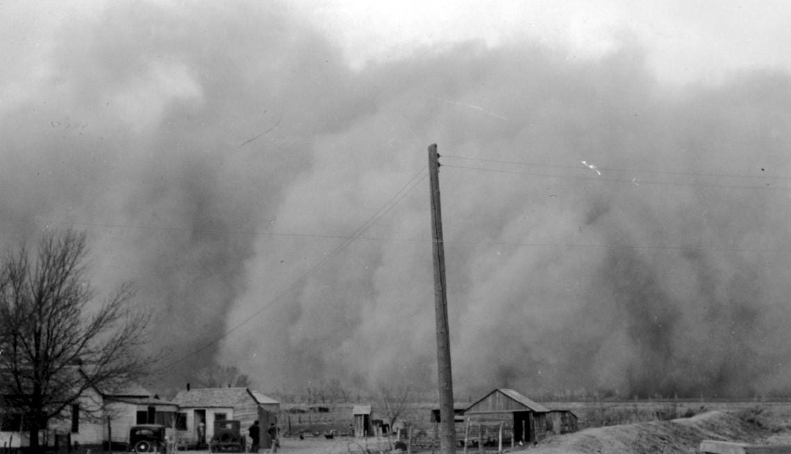 عاصفة ترابية وأمطار رعدية تضرب البلاد