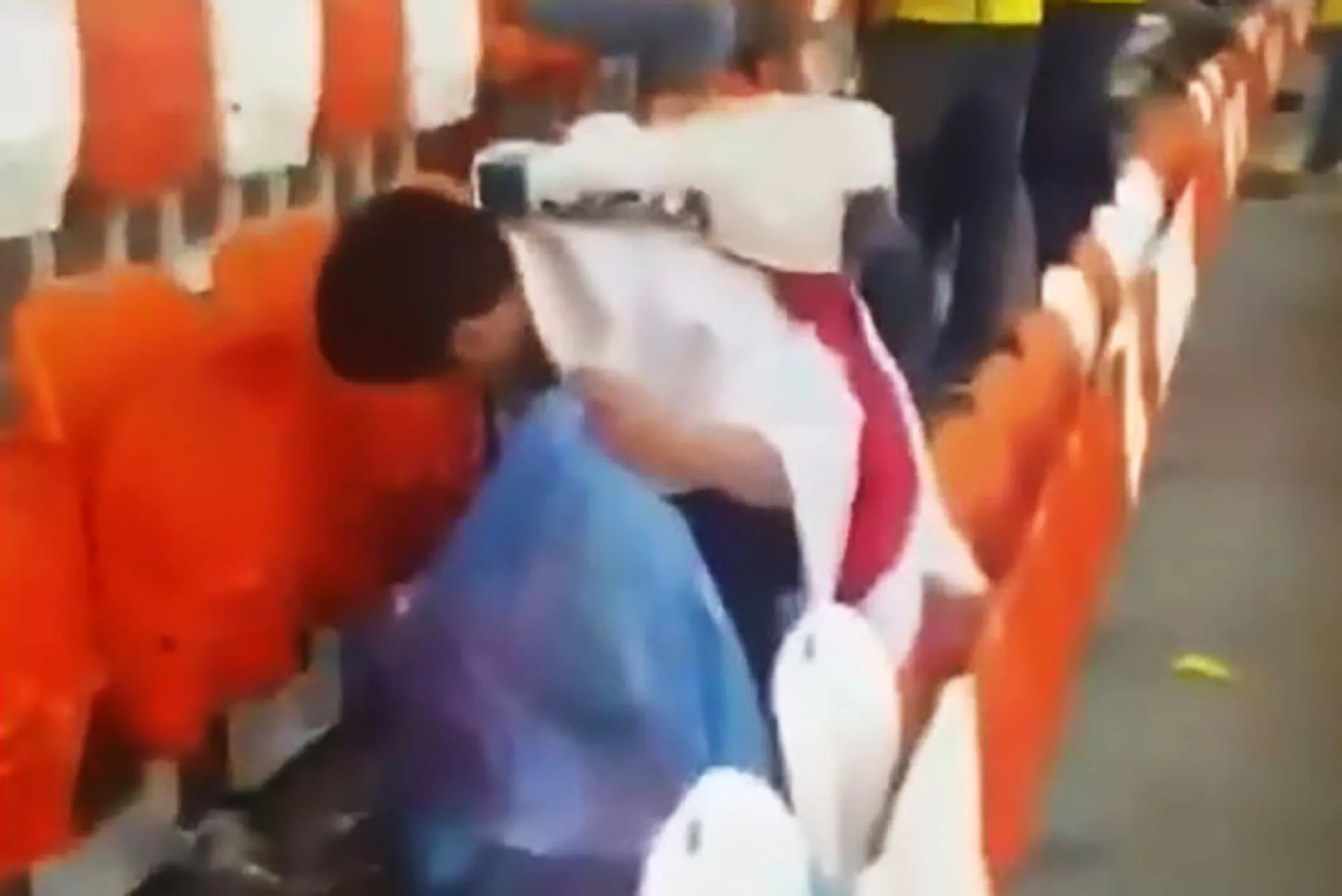 جماهير اليابان تدهش العالم بنظافتها بعد المباريات