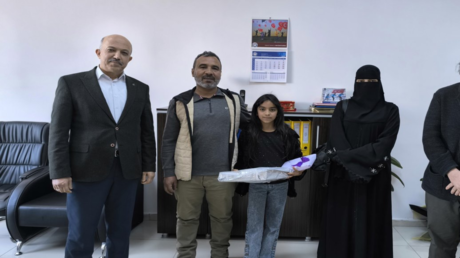 Syrisches Mädchen wird für Ehrlichkeit in Hatay geehrt