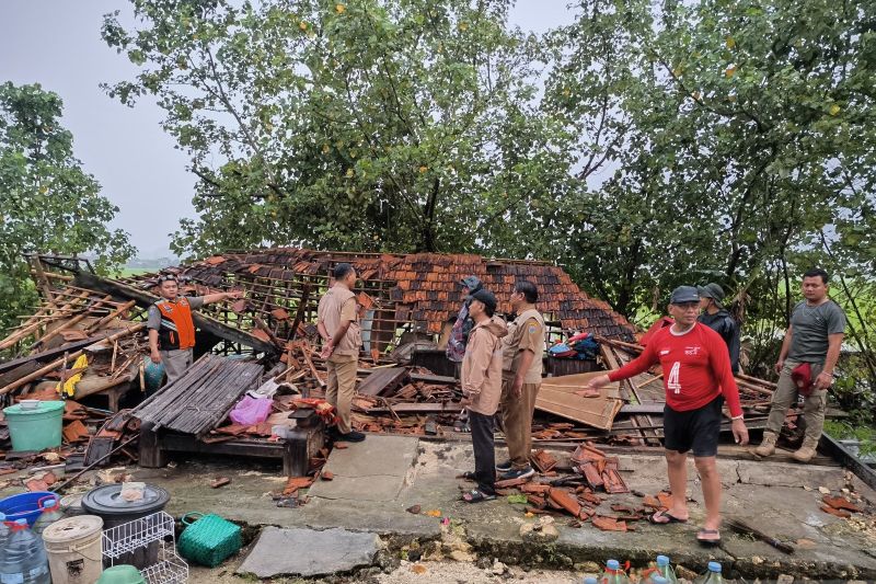 Des tempêtes endommagent des maisons à Klaten en Indonésie