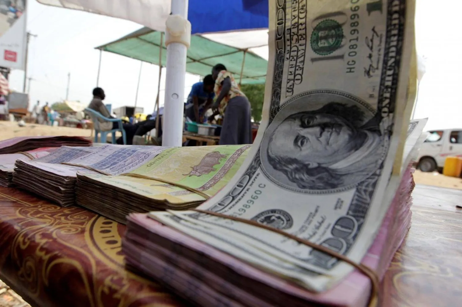 الجنيه السوداني يهبط إلى 6000 مقابل الدولار في أزمة اقتصادية