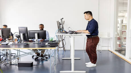 مخاطر الجلوس والوقوف لفترات طويلة على الصحة