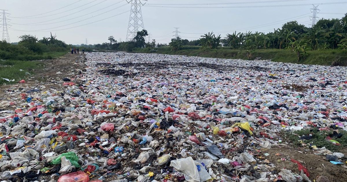 Close Illegal Waste Sites in Jakarta for Better Management