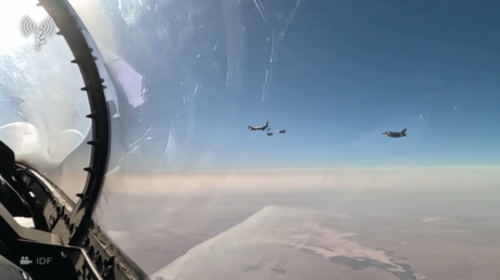 طائرة KC-135 تزود مقاتلات إسرائيلية بالوقود