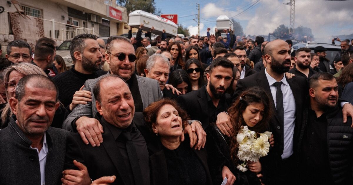 جنازة مسؤول لبناني معارض لحزب الله بعد غارة إسرائيلية