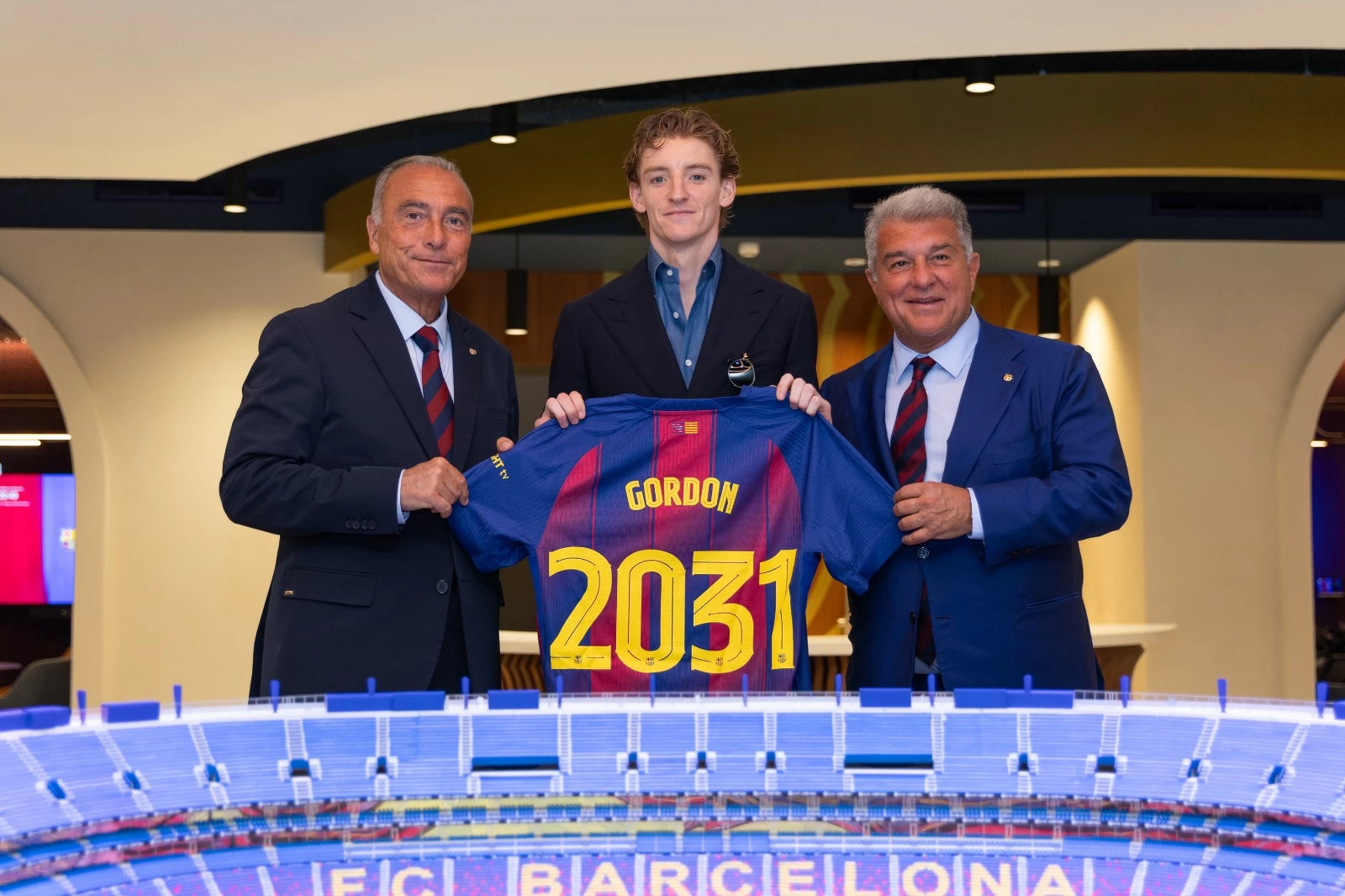 برشلونة يتعاقد مع غوردون لتعزيز صفوفه