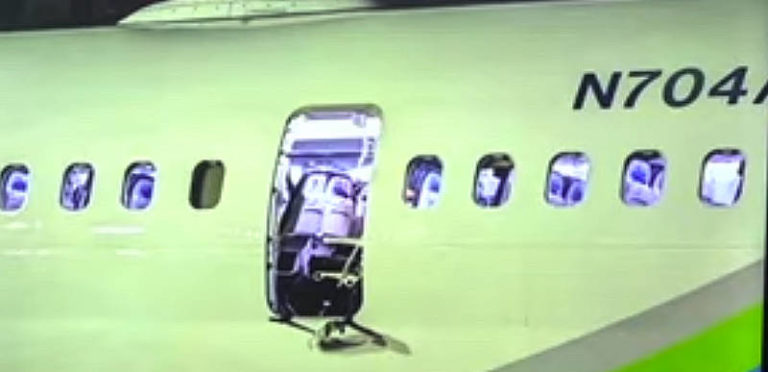 عودة طائرة نانتوكيت بعد فتح باب المقصورة