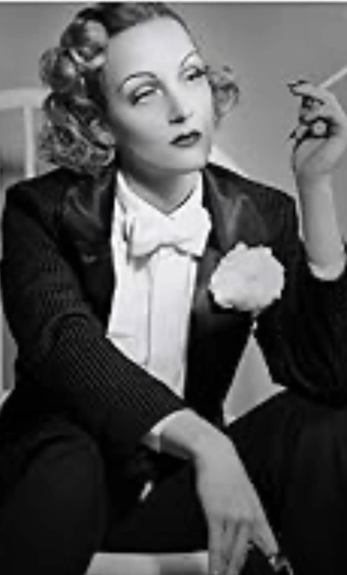 Chemise blanche : symbole d'élégance pour la femme active