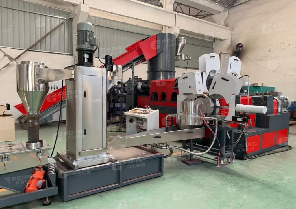 ماكينة تدوير البلاستيك من طلاب أسيوط