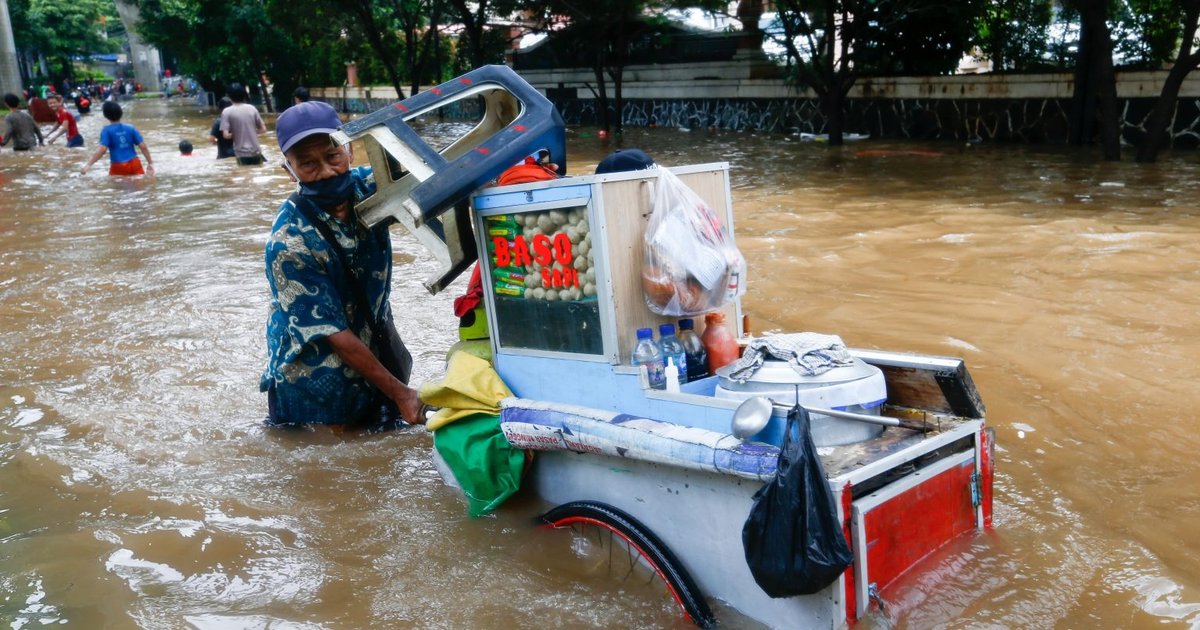 تحديات الفيضانات والنفايات في جاكرتا الغربية