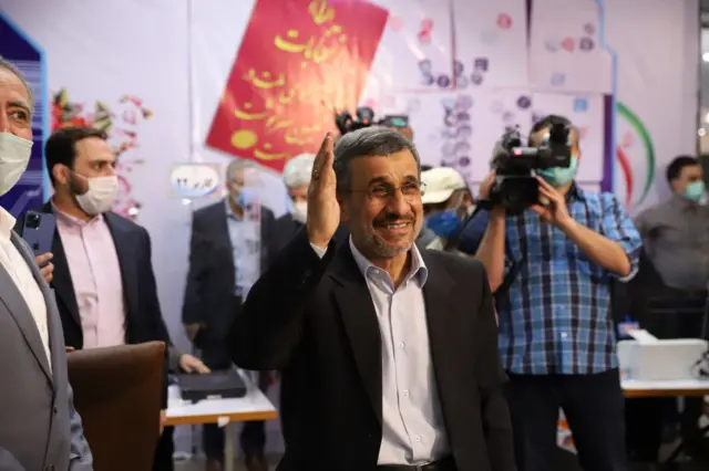 خطة سرية لتعيين أحمدي نجاد قائدًا لإيران