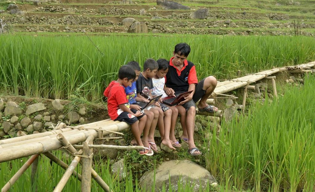 تعزيز الرقمنة في القرى الإندونيسية