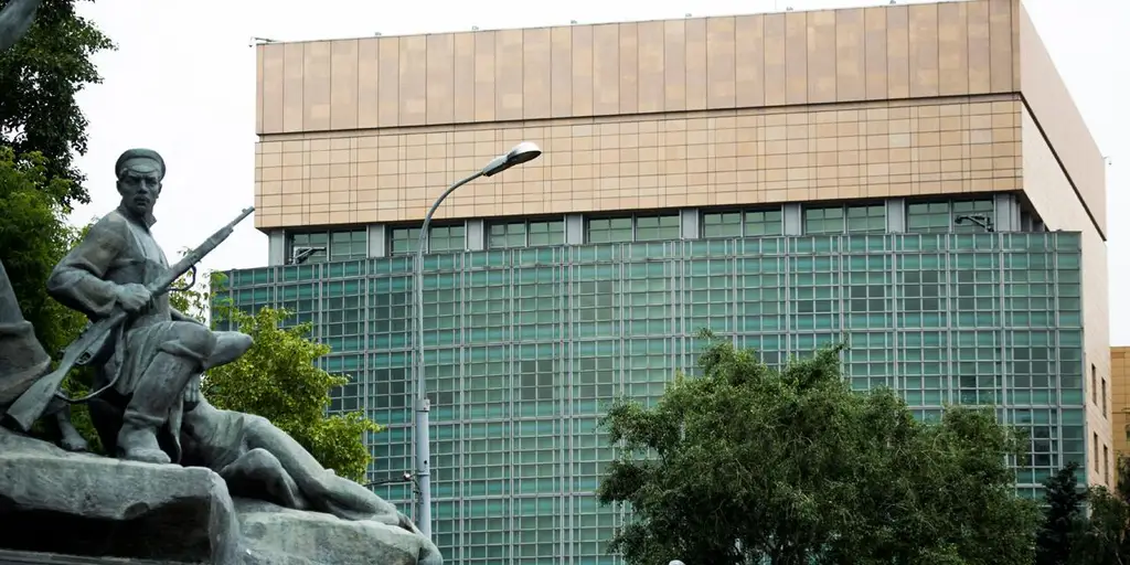 Russia expels British diplomat amid rising tensions