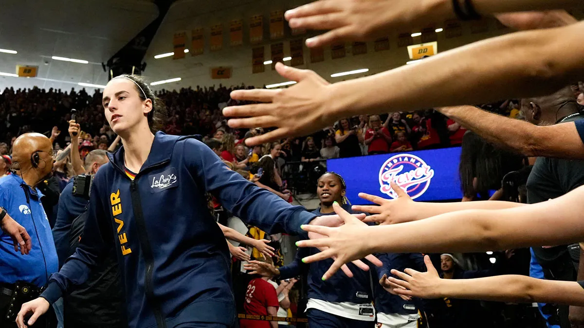 عودة كايتلين كلارك إلى الملعب مع فريق فيفر