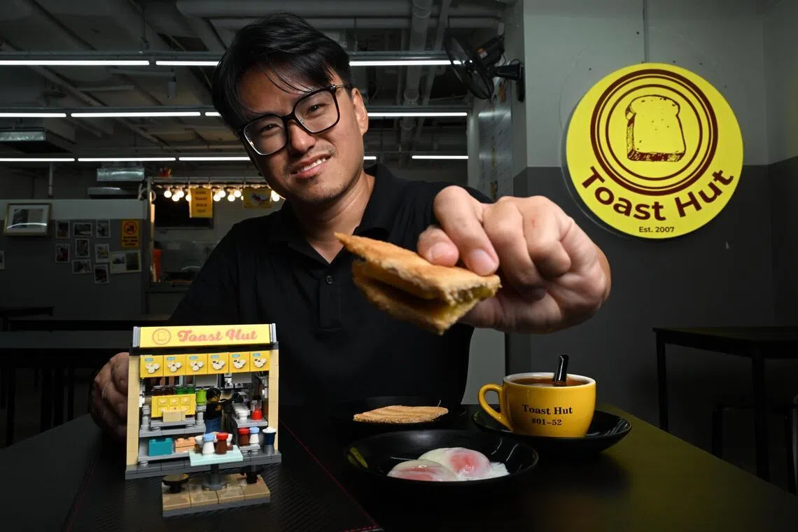 سائح أمريكي يهدي بائعي الطعام في سنغافورة نماذج ليغو